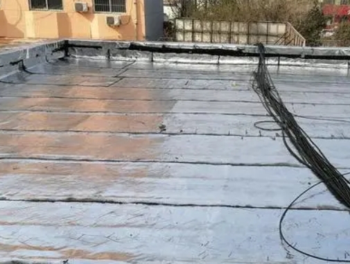鹤壁卫生间漏水维修公司分享下鹤壁屋面楼顶防水刚性防水层施工要点。